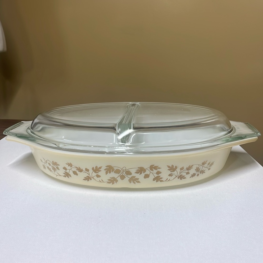 Pyrex Divided Dish Golden Gold Leaf Acorn 1-1/2 Qt with Lid Casserole